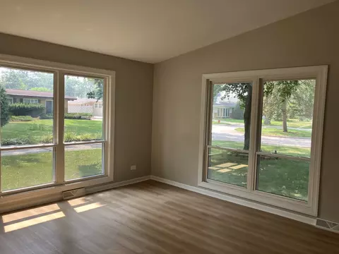 Living - 3921 Gull Ct, Rolling Meadows, IL 60008 photo 2 of 11