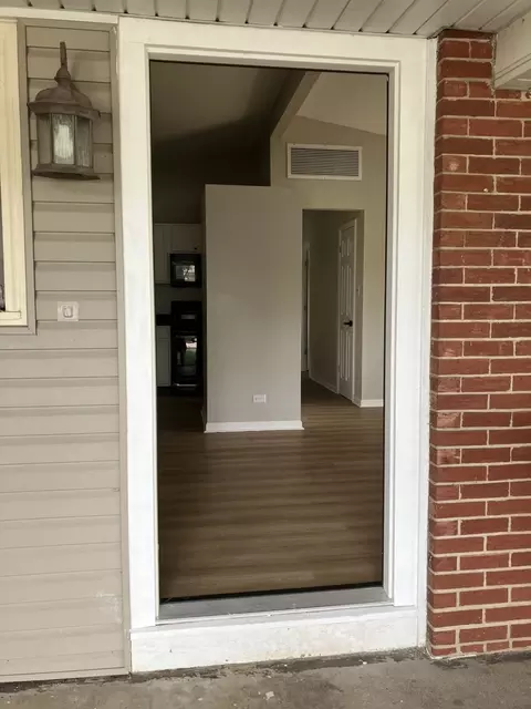 Entry Way - 3921 Gull Ct, Rolling Meadows, IL 60008 photo 1 of 7