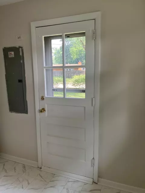 Entry Way - 3921 Gull Ct, Rolling Meadows, IL 60008 photo 7 of 7