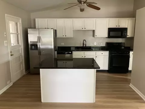 Kitchen - 3921 Gull Ct, Rolling Meadows, IL 60008 photo 2 of 5