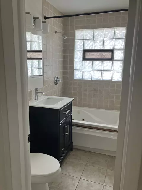 Bath - 3921 Gull Ct, Rolling Meadows, IL 60008 photo 1 of 5
