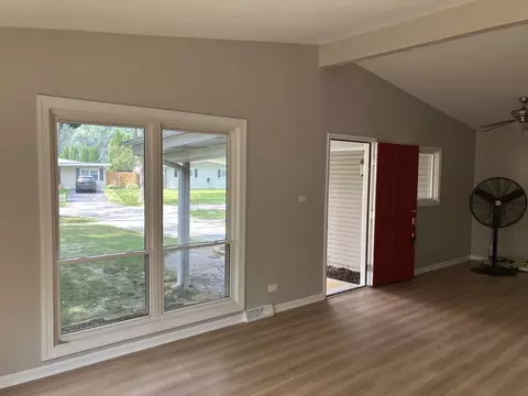 Living - 3921 Gull Ct, Rolling Meadows, IL 60008 photo 5 of 11