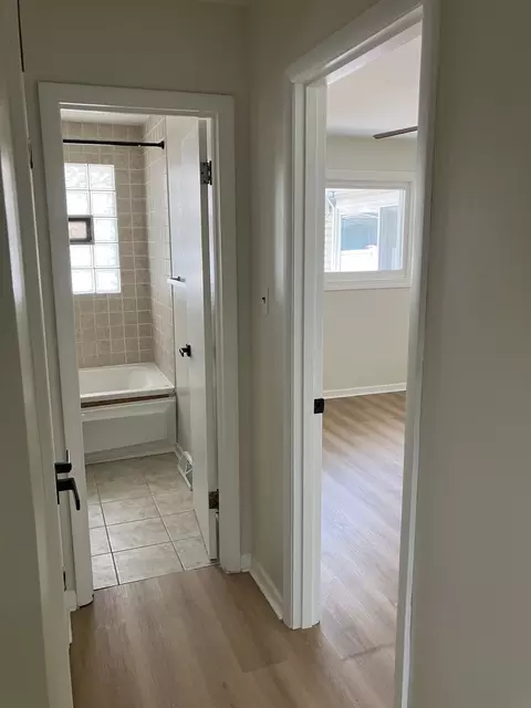 Entry Way - 3921 Gull Ct, Rolling Meadows, IL 60008 photo 3 of 7