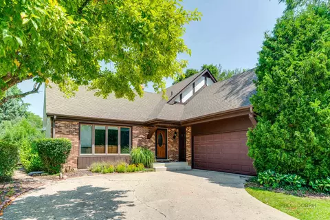 221 Alexandria Dr, Vernon Hills, IL 60061