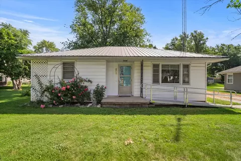 303 S Grove St, Colfax, IL 61728