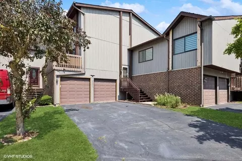 776 Golfview Dr, Roselle, IL 60172