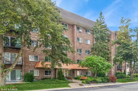 10353 Dearlove Rd #4C, Glenview, IL 60025