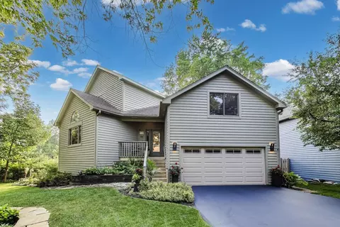 911 Woodland Rd, Wauconda, IL 60084
