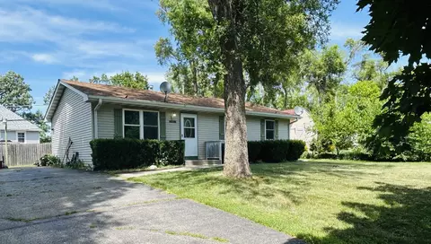 7710 E Sunset Dr, Wonder Lake, IL 60097