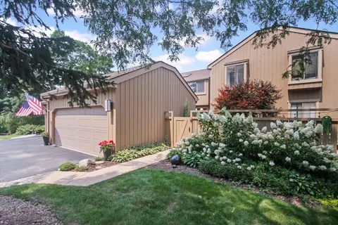 930 Oak Hill Rd, Lake Barrington, IL 60010