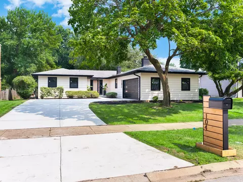 104 Devon Ln, Naperville, IL 60540 photo 2