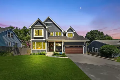 29 N Washington St, Westmont, IL 60559
