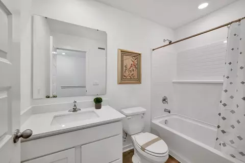 Bath - 2259 Riesling Rd, Oswego, IL 60543 photo 3 of 3