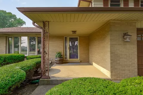 1813 E Maya Ln, Mount Prospect, IL 60056 photo 3
