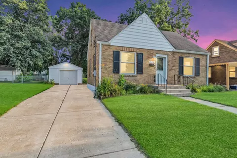 528 Sycamore St, Sycamore, IL 60178