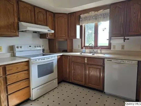 400 N 4th St, Carthage, IL 62321 photo 7