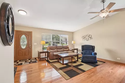 12207 S White Oak Dr, Plainfield, IL 60585 photo 4