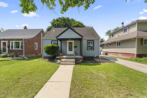 660 1st St, Crete, IL 60417