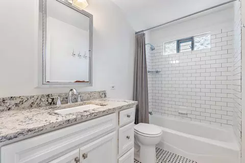 Bath - 17 N Pine St, Mount Prospect, IL 60056 photo 1 of 1