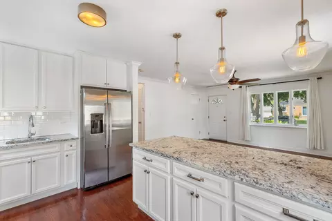 Kitchen - 17 N Pine St, Mount Prospect, IL 60056 photo 3 of 6