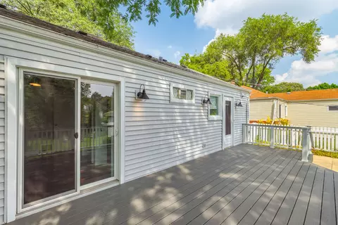 Exterior - 17 N Pine St, Mount Prospect, IL 60056 photo 4 of 10