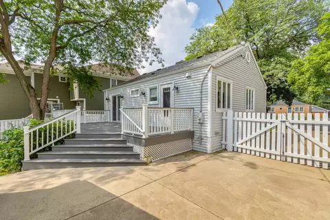 Exterior - 17 N Pine St, Mount Prospect, IL 60056 photo 5 of 10