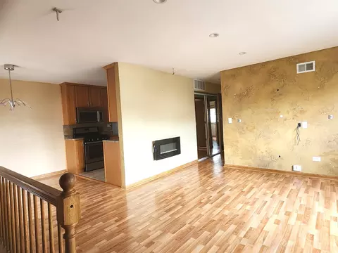 Living - 1307 Ely Ct #1307, Wheeling, IL 60090 photo 2 of 3