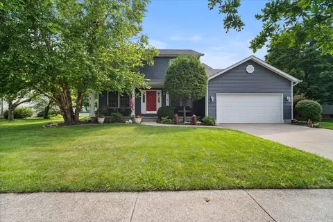 7 Swan Lake Rd, Bloomington, IL 61704