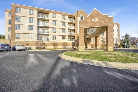 201 W Brush Hill Rd #103, Elmhurst, IL 60126