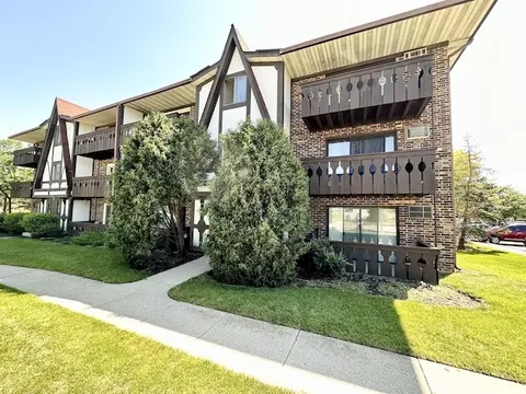 15 Crestview Ln #4, Vernon Hills, IL 60061