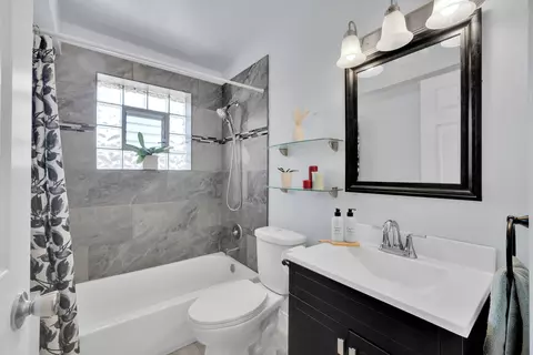 Bath - 8852 Robin Dr #E, Des Plaines, IL 60016 photo 2 of 3