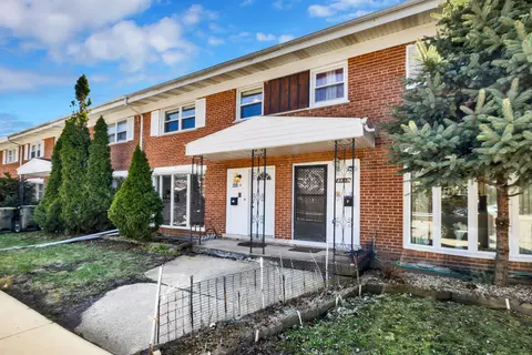 8852 Robin Dr #E, Des Plaines, IL 60016