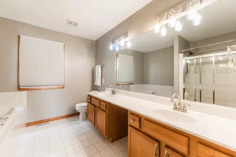 Bath - 117 Devonshire Dr, Dekalb, IL 60115 photo 2 of 4