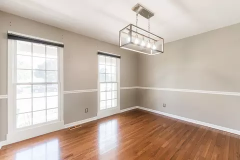 Living - 117 Devonshire Dr, Dekalb, IL 60115 photo 11 of 11