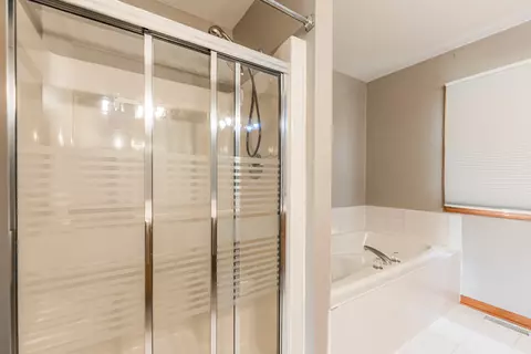 Bath - 117 Devonshire Dr, Dekalb, IL 60115 photo 3 of 4