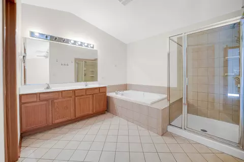 Bath - 6907 Twin Falls Dr, Plainfield, IL 60586 photo 2 of 2