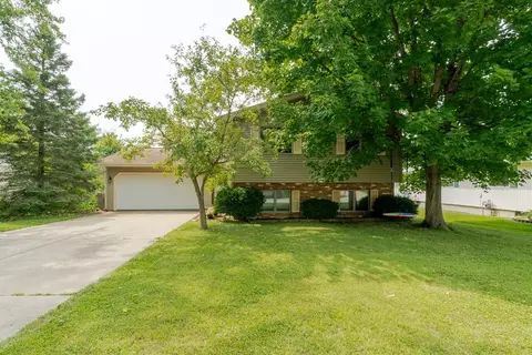 2207 Woodhavens Dr, Bloomington, IL 61701