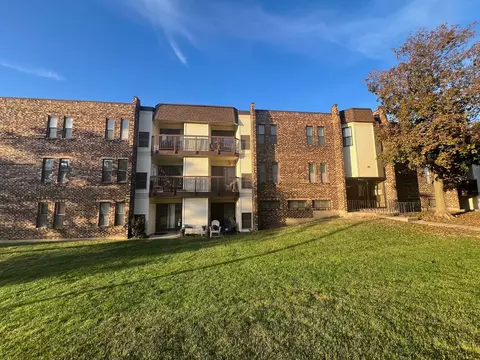 2263 Country Club Dr #12, Woodridge, IL 60517