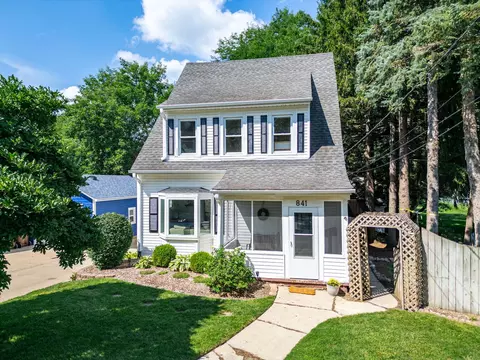 841 N Madison St, Woodstock, IL 60098