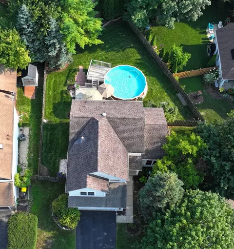 4 Farmington Ct, Lake In The Hills, IL 60156