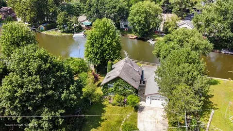 224 Channel Dr, Island Lake, IL 60042
