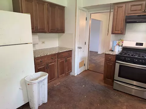 Kitchen - 421 E Wise Rd, Schaumburg, IL 60193 photo 2 of 3