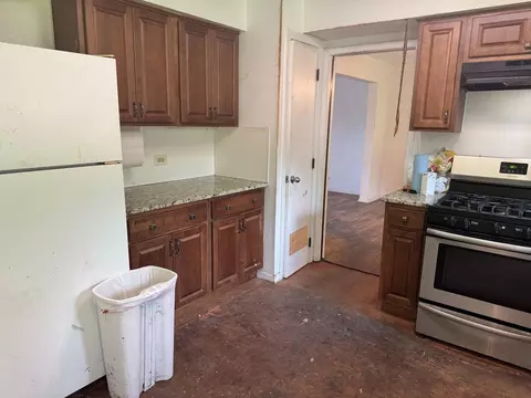 Kitchen - 421 E Wise Rd, Schaumburg, IL 60193 photo 1 of 3