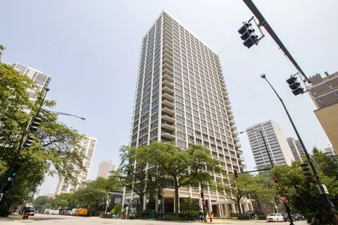 88 W Schiller St #906, Chicago, IL 60610