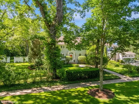 1010 Hubbard Pl, Winnetka, IL 60093