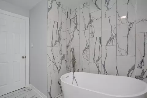 Bath - 615 E 101st Pl, Chicago, IL 60628 photo 3 of 5