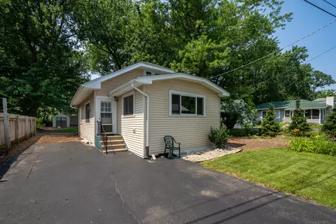 40276 N Shady Ln, Antioch, IL 60002