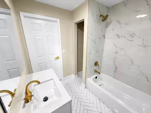 Bath - 16802 Anthony Ave, Hazel Crest, IL 60429 photo 4 of 5