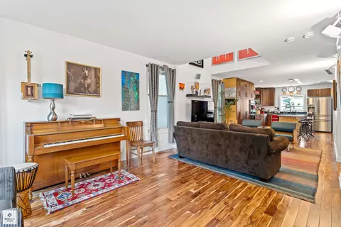 3036 N Gresham Ave, Chicago, IL 60618 photo 4