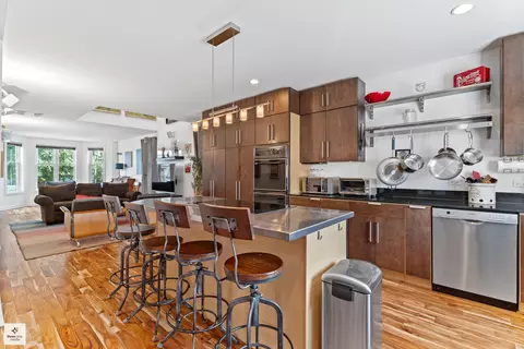 3036 N Gresham Ave, Chicago, IL 60618 photo 11